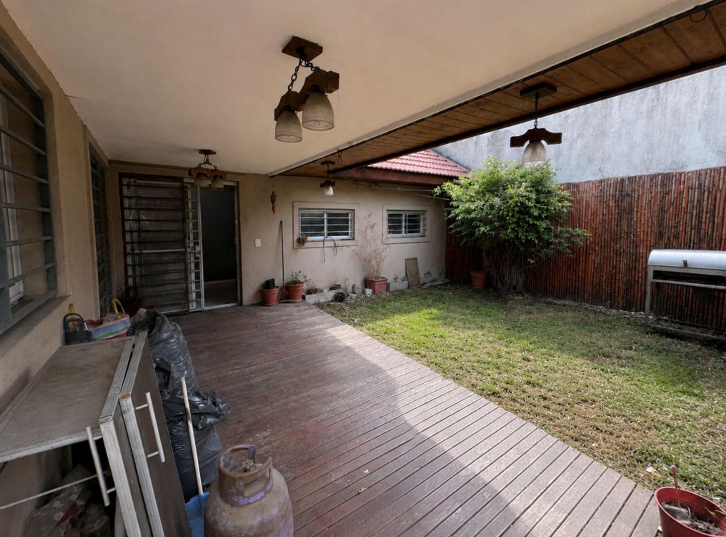 Foto de Casa de 5 ambientes en venta en Banfield c/ pileta, imagen 5