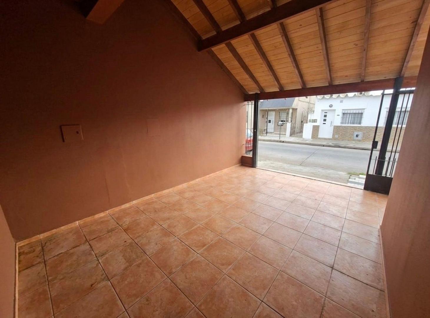 Foto de CASA EN VENTA 3 AMB CON COCHERA Y PATIO BANFIELD, imagen 2