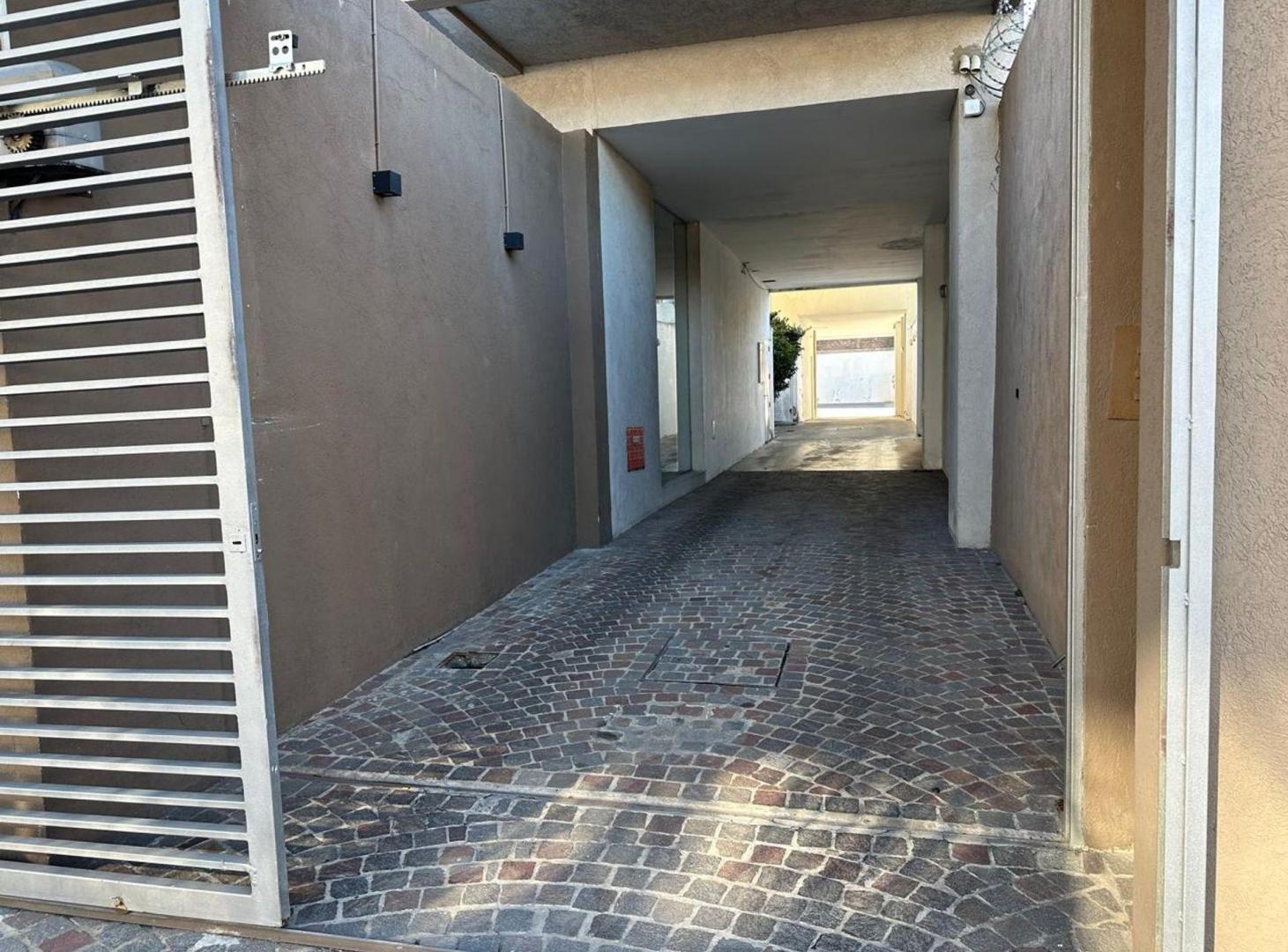 Foto de VENTA COCHERA DESCUBIERTA NRO 5 EN LANUS OESTE, imagen 1