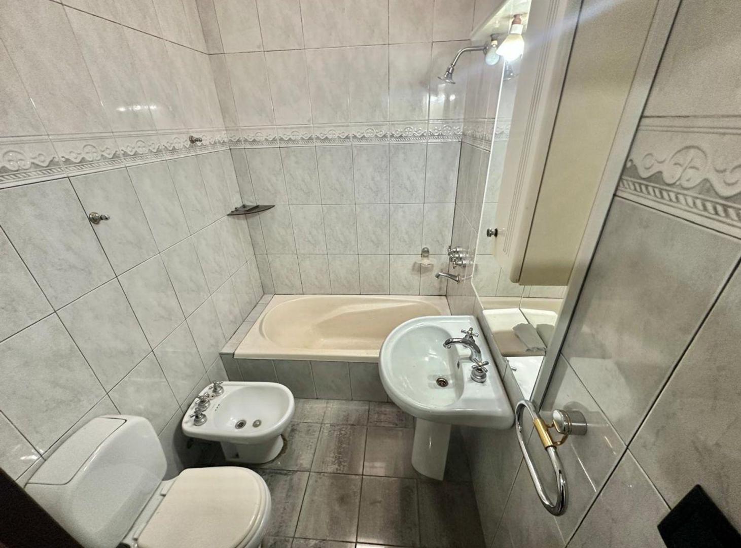 Foto de Venta casa 4 ambientes con jardín y pileta Solano, imagen 2