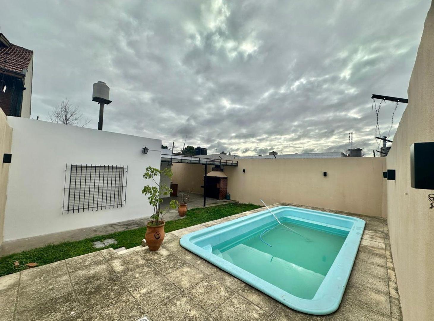Foto de Venta casa 4 ambientes con jardín y pileta Solano, imagen 5