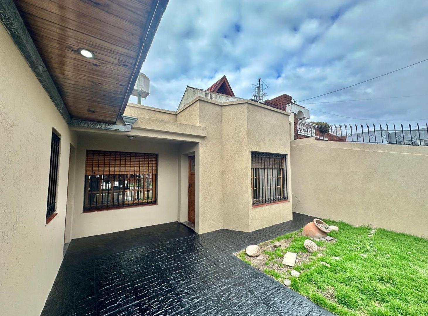 Foto de Venta casa 4 ambientes con jardín y pileta Solano, imagen 1
