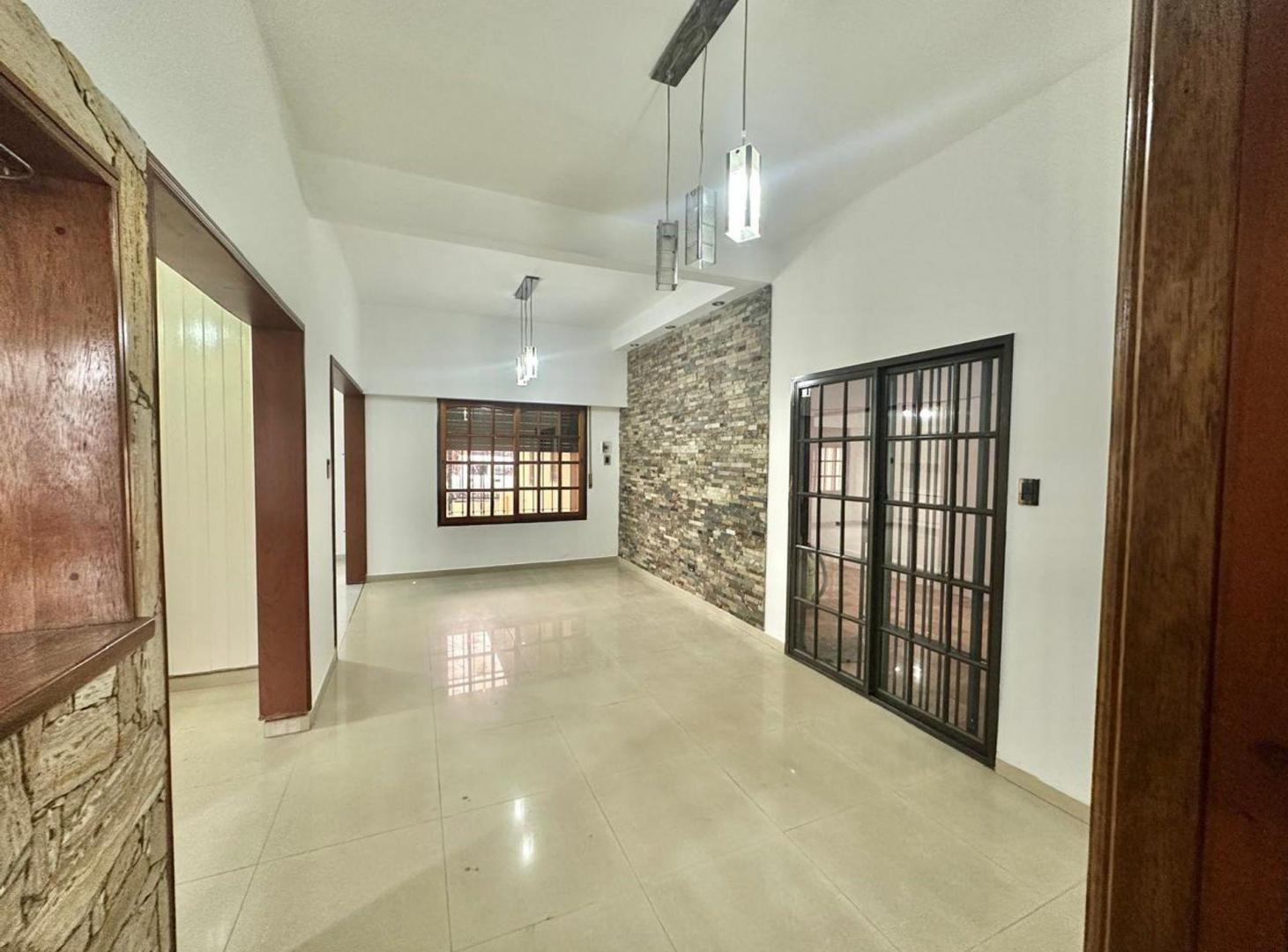 Foto de Venta casa 4 ambientes con jardín y pileta Solano, imagen 3