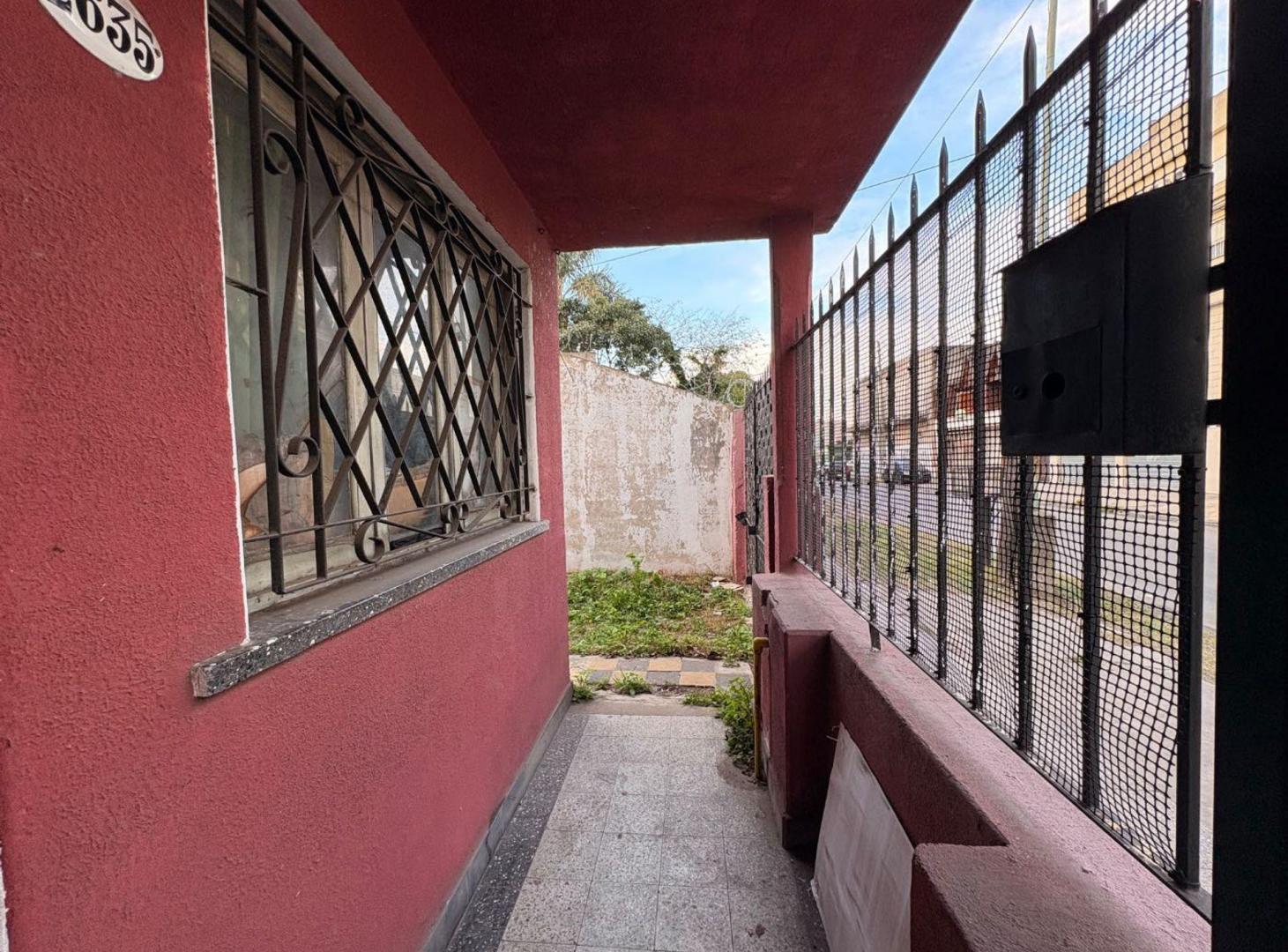 Foto de CASA EN VENTA 3 AMB 300M2 DE LOTE - S. F. SOLANO, imagen 2
