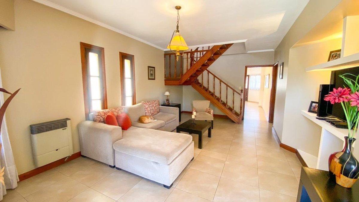 Foto de VENTA CHALET A METROS DE ESTACION BURZACOY AVENIDA, imagen 3