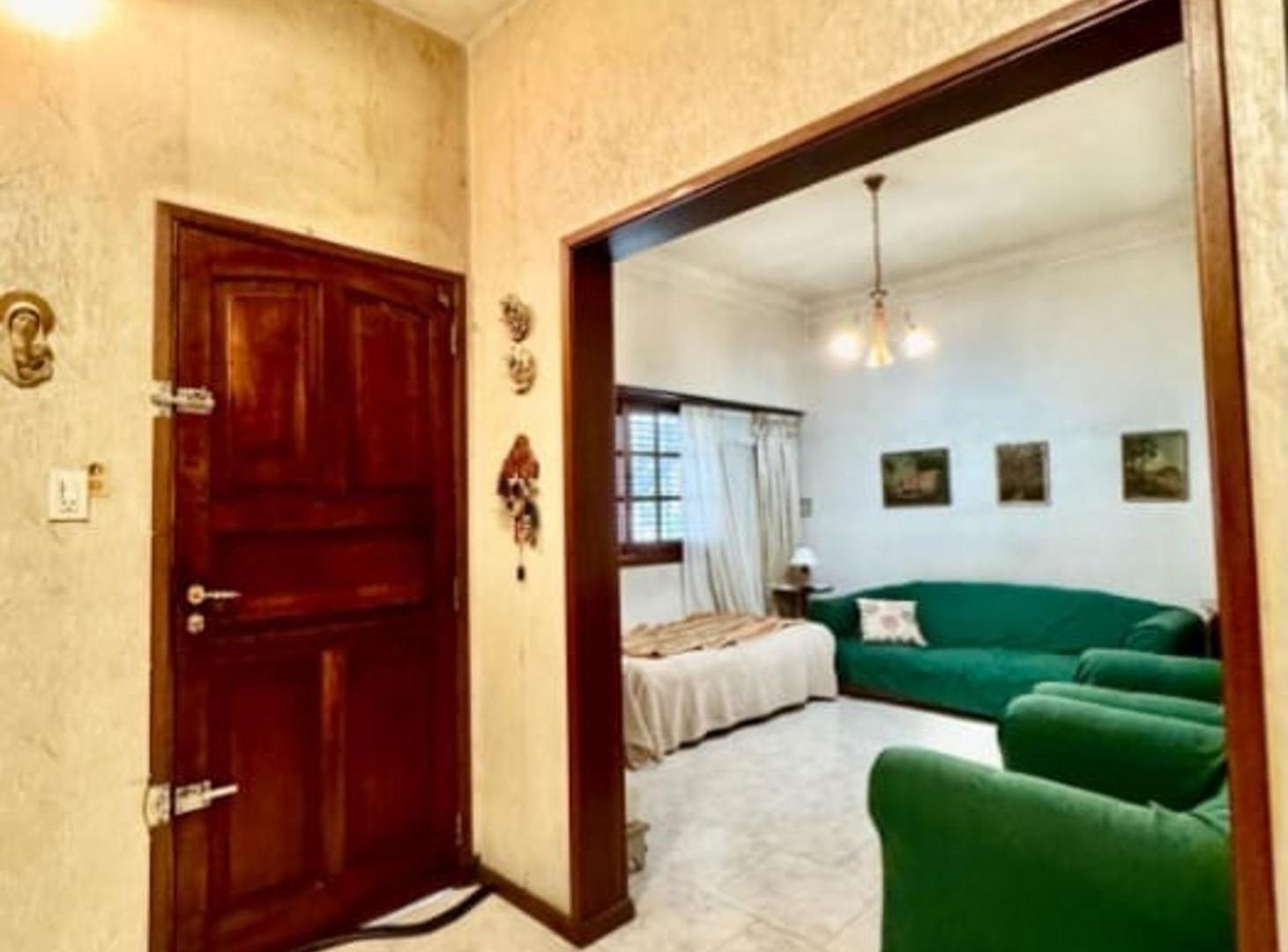 Foto de Casa 5 ambientes en Venta Banfield con patio, imagen 2