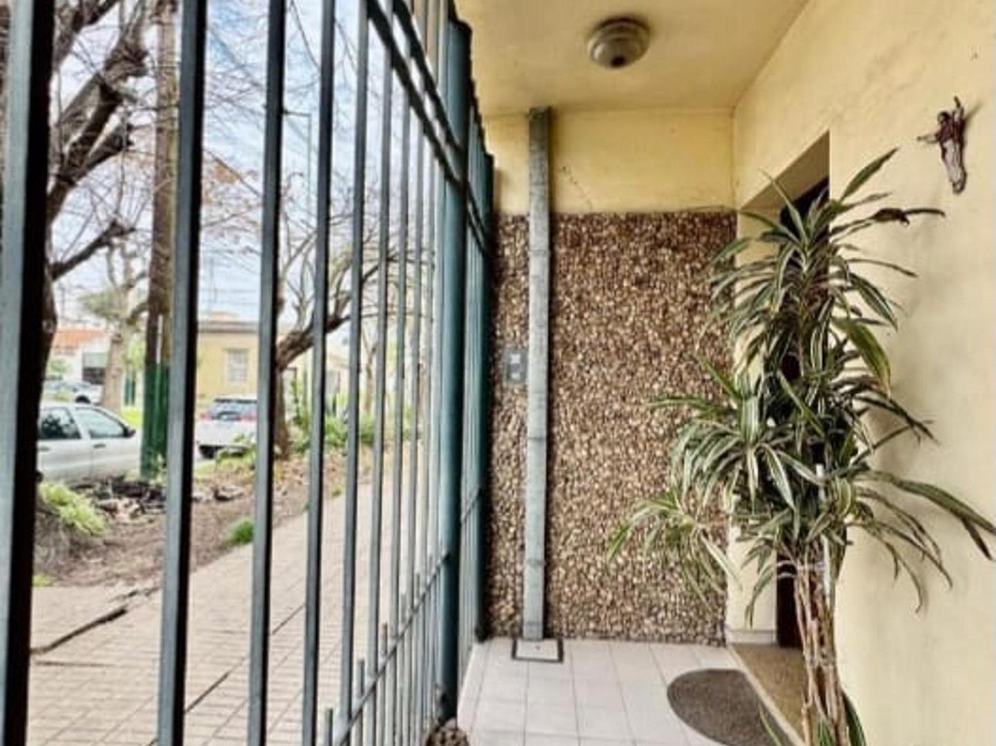 Foto de Casa 5 ambientes en Venta Banfield con patio, imagen 4
