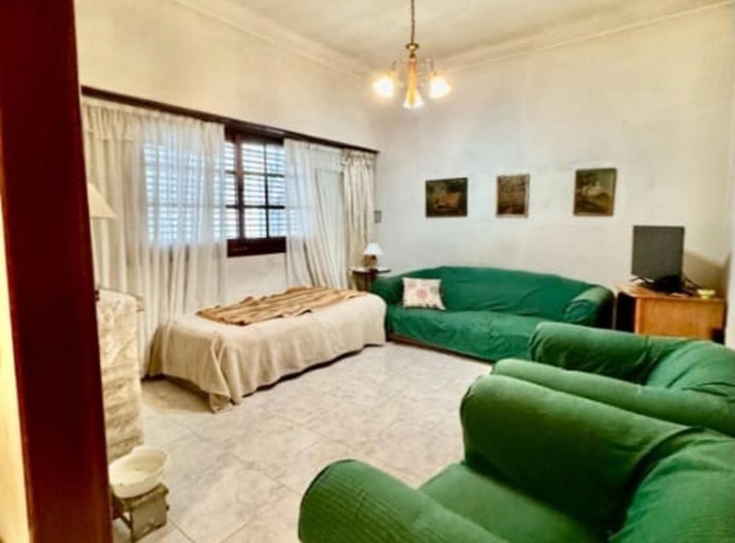 Foto de Casa 5 ambientes en Venta Banfield con patio, imagen 3