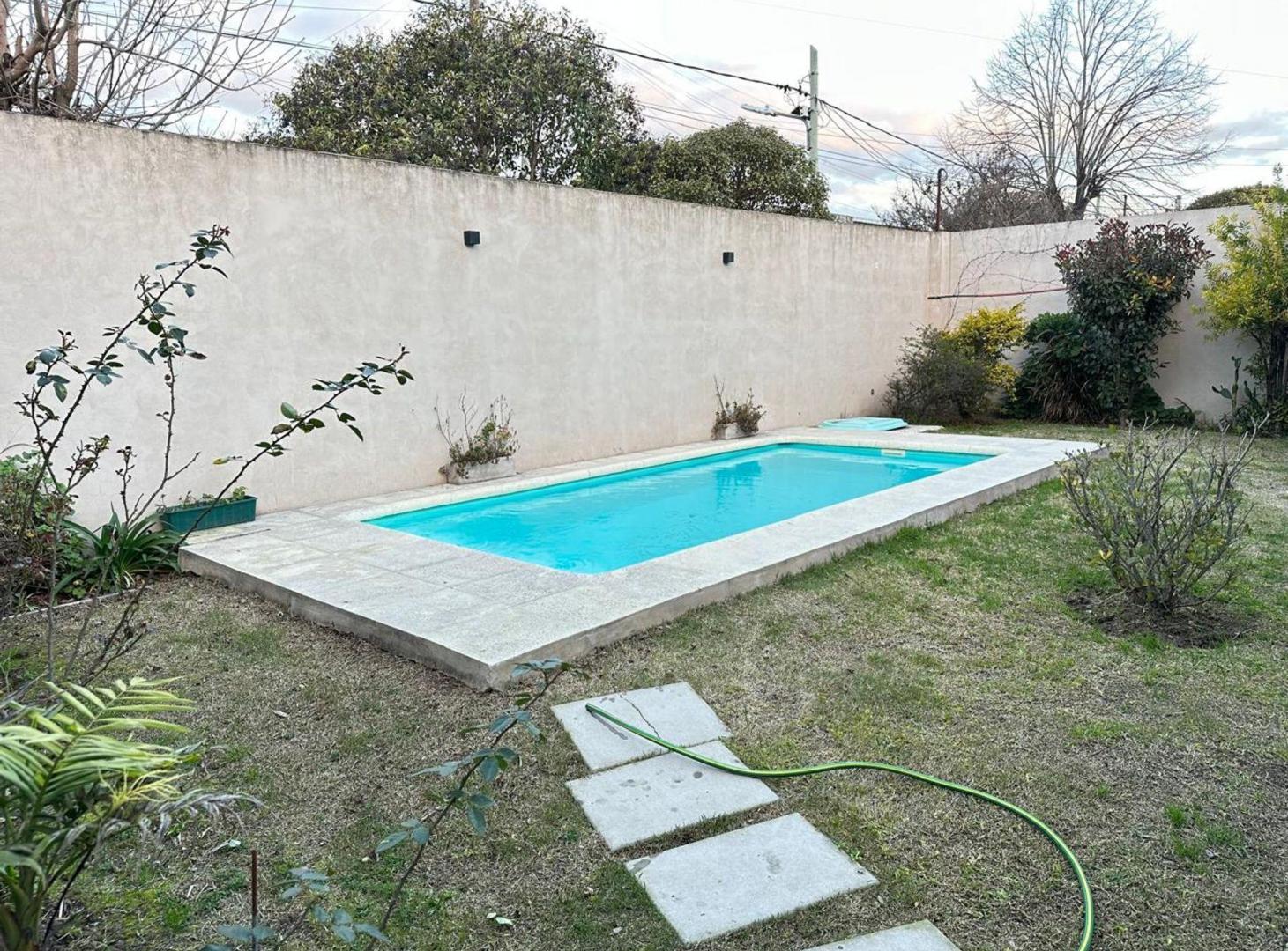 Foto de VENTA CASA 3 AMBIENTES C/ PATIO, PILETA, QUINCHO, imagen 3