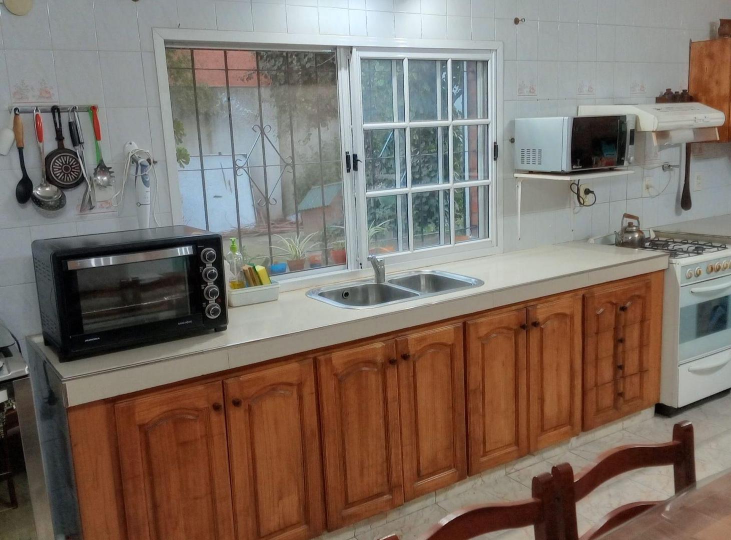 Foto de CASA C/LOCAL VENTA 6 AMBIENTES C/COCHERA Y QUINCHO, imagen 2