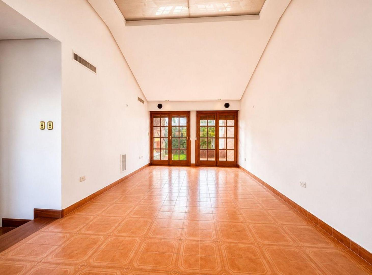 Foto de VENTA CASA 7 AMBIENTES DOBLE COCHERA QUINCHO PATIO, imagen 2