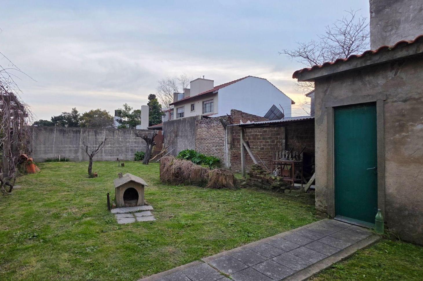 LOTE CON GARAGE CERRADO Y CASA VENTA CLAYPOLE