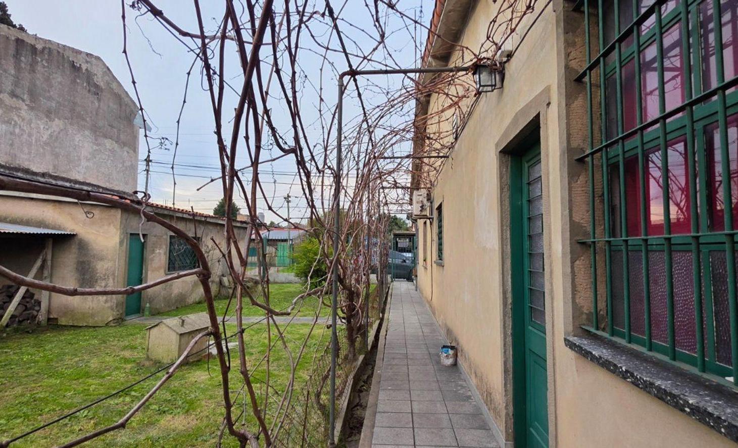 Foto de LOTE CON GARAGE CERRADO Y CASA VENTA CLAYPOLE, imagen 4