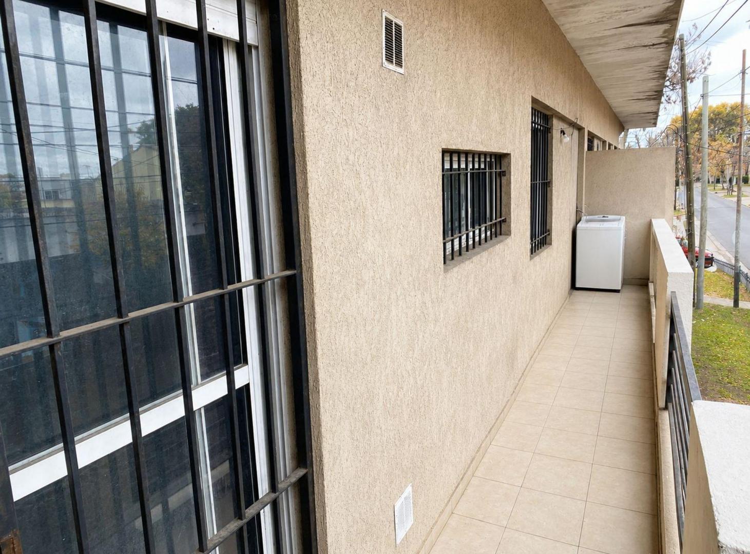 Foto de VENTA DEPARTAMENTO 2 AMB CON COCHERA BURZACO, imagen 3