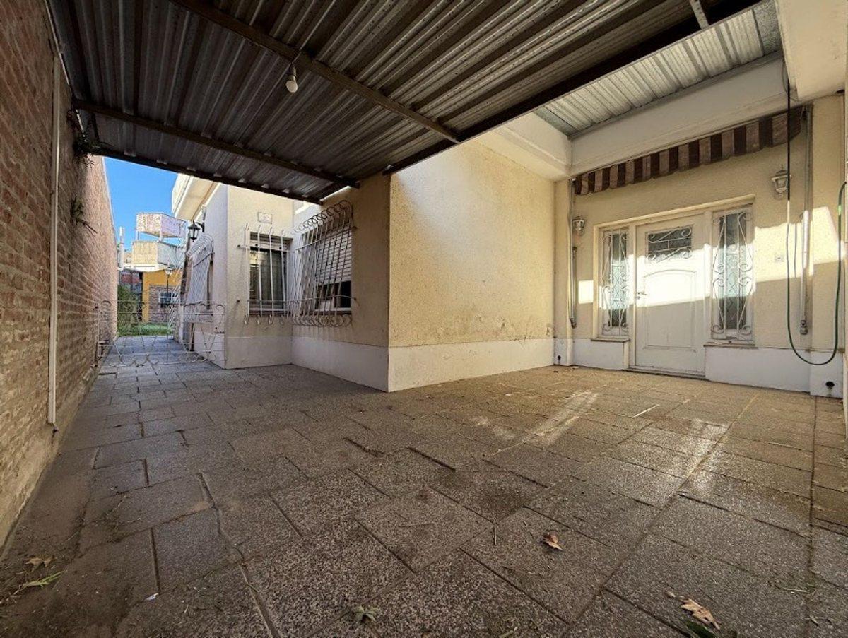 Foto de CASA CON LOCAL AL FRENTE EN ADROGUE Y GRAN TERRENO, imagen 3