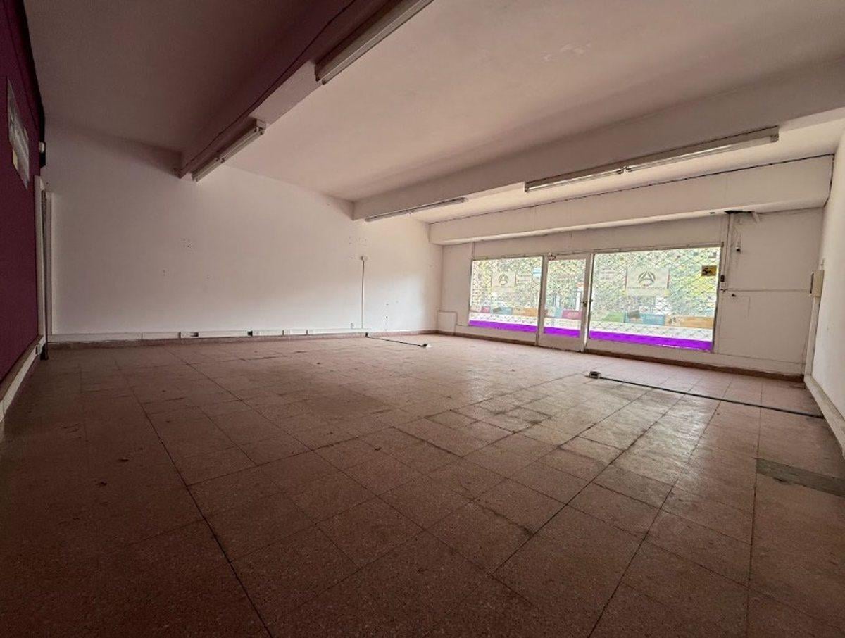 Foto de CASA CON LOCAL AL FRENTE EN ADROGUE Y GRAN TERRENO, imagen 1