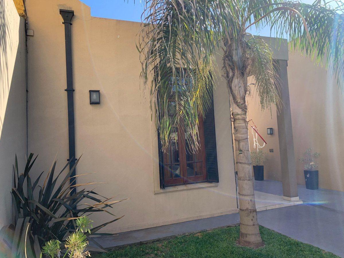 Foto de CASA 3 AMB EN VENTA CON PILETA EN LOMAS DE ZAMORA, imagen 1