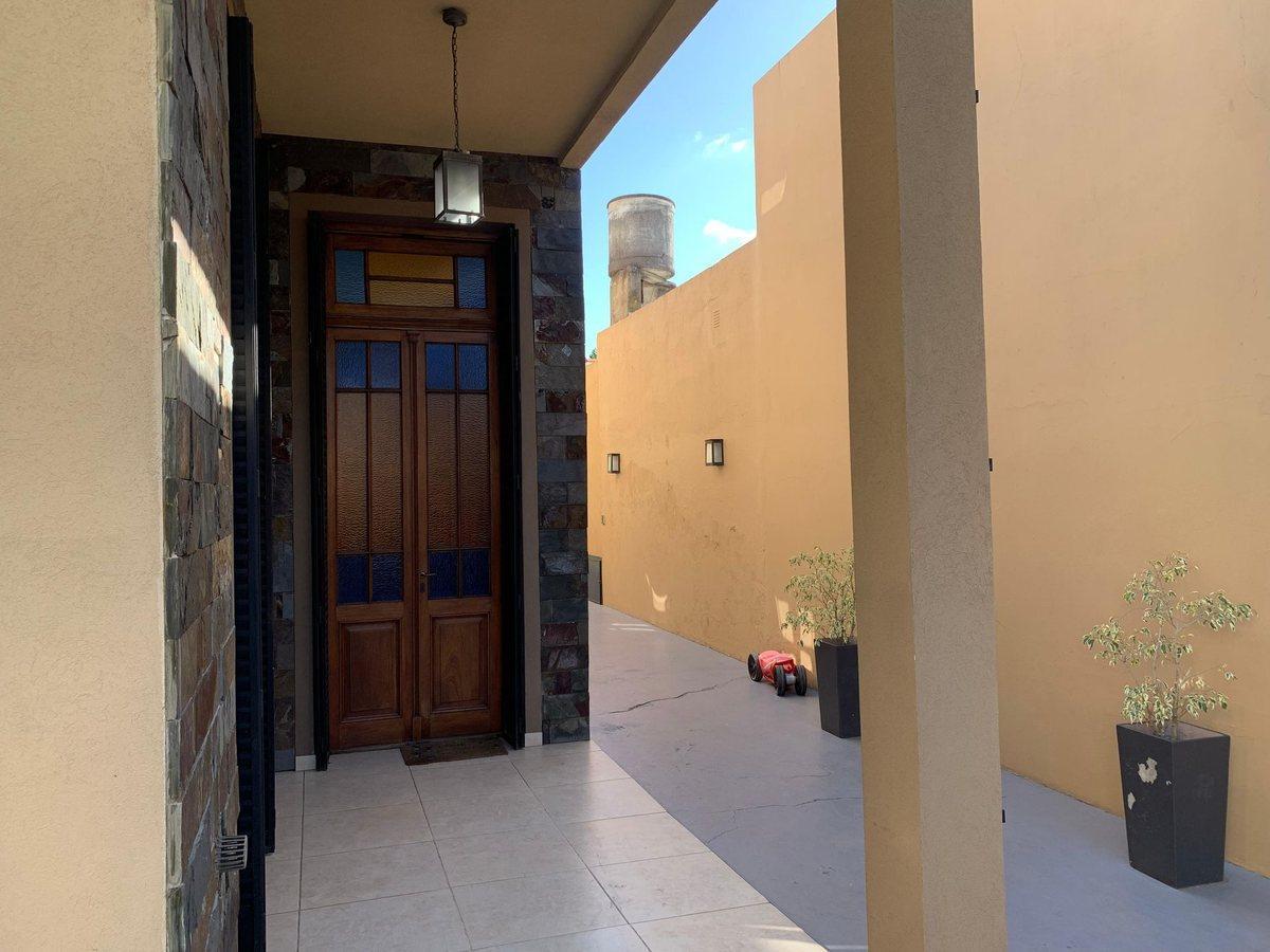 Foto de CASA 3 AMB EN VENTA CON PILETA EN LOMAS DE ZAMORA, imagen 5