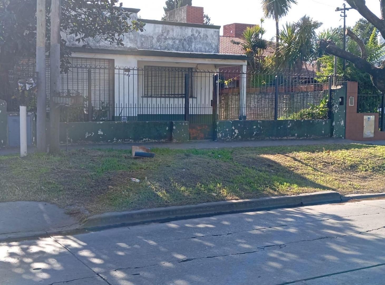 Foto de CASA 3 DORMITORIOS VENTA BURZACO CON FONDO, imagen 2