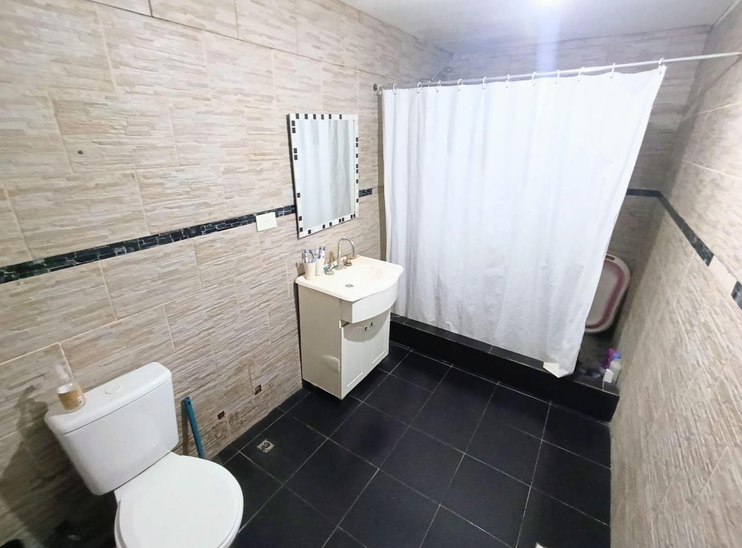 Foto de CASA 5 AMB EN VENTA BURZACO CON LOCAL, imagen 3