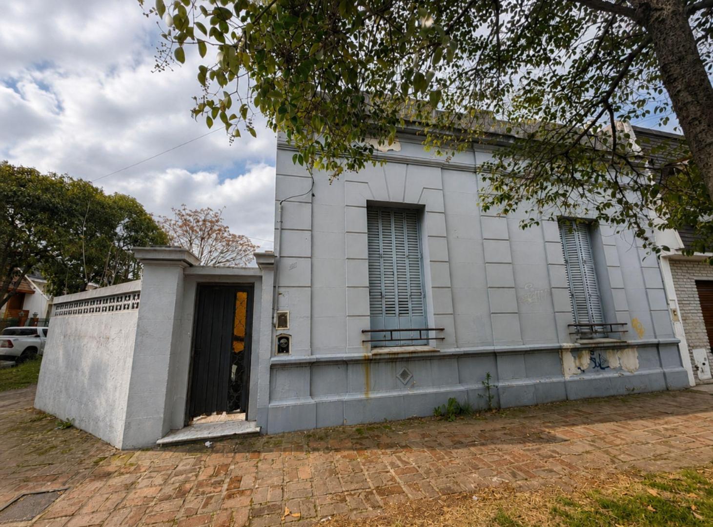 Foto de Casa 6 amb venta Banfield esquina a refaccionar, imagen 2
