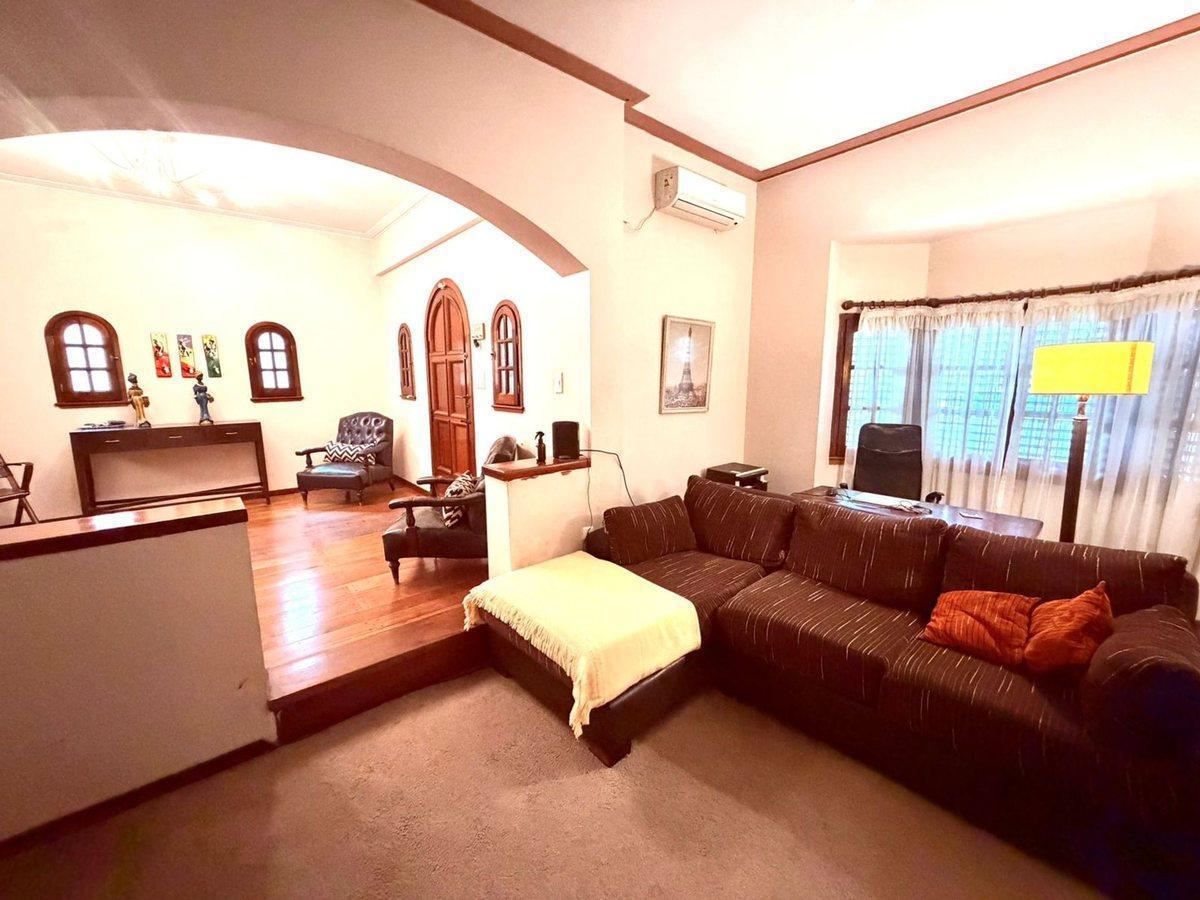 Foto de Casa de 6 Amb en Venta Lomas de Zamora con pileta, imagen 2