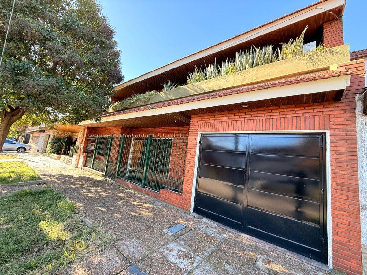 Foto de CASA EN VENTA 4 DORMITORIOS EN LOMAS DE ZAMORA, imagen 1