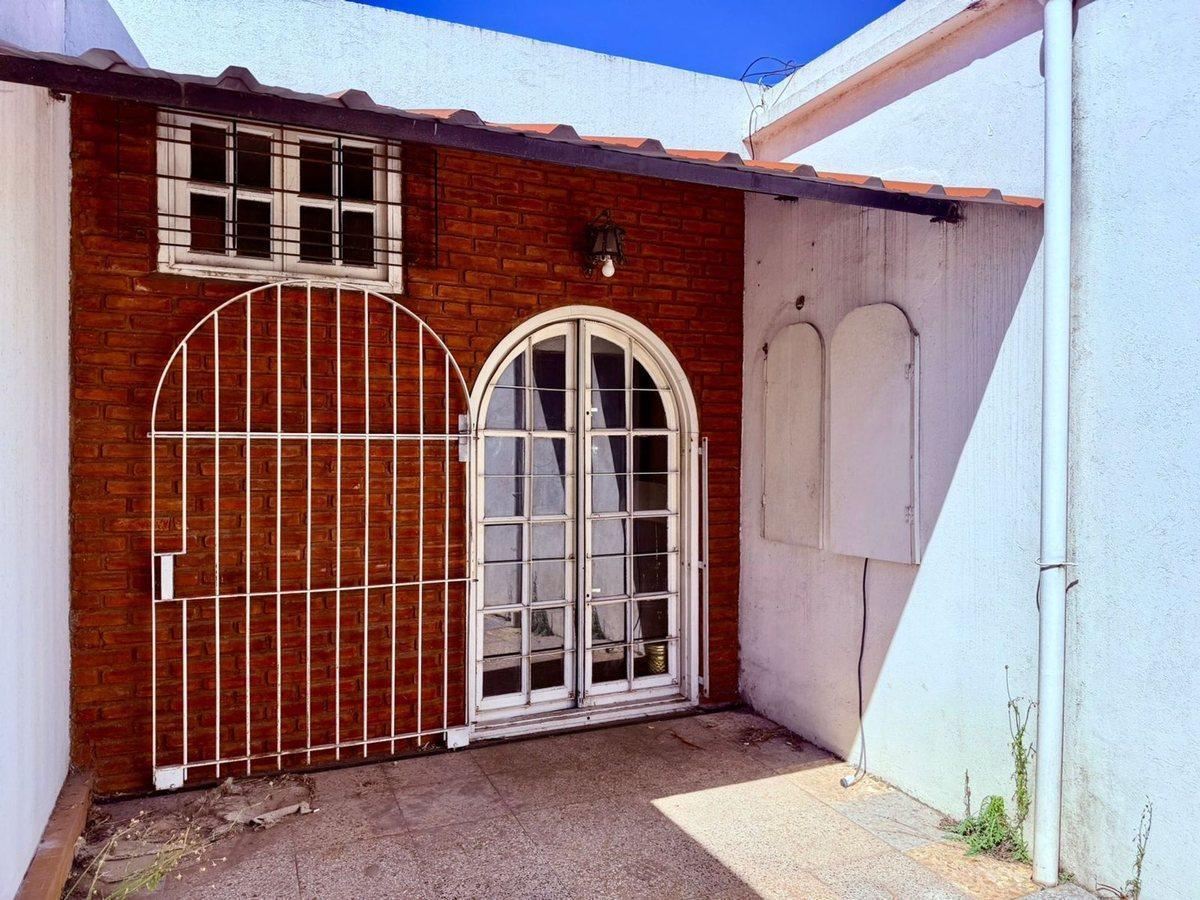 Foto de Casa de 5 ambientes en Venta en Quilmes c/ pileta, imagen 3