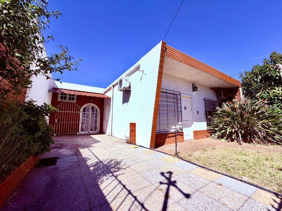 Foto de Casa de 5 ambientes en Venta en Quilmes c/ pileta, imagen 1