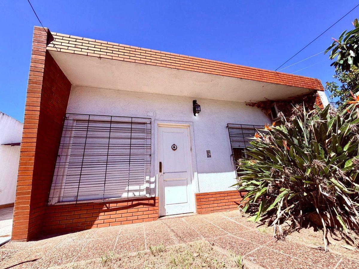 Foto de Casa de 5 ambientes en Venta en Quilmes c/ pileta, imagen 2