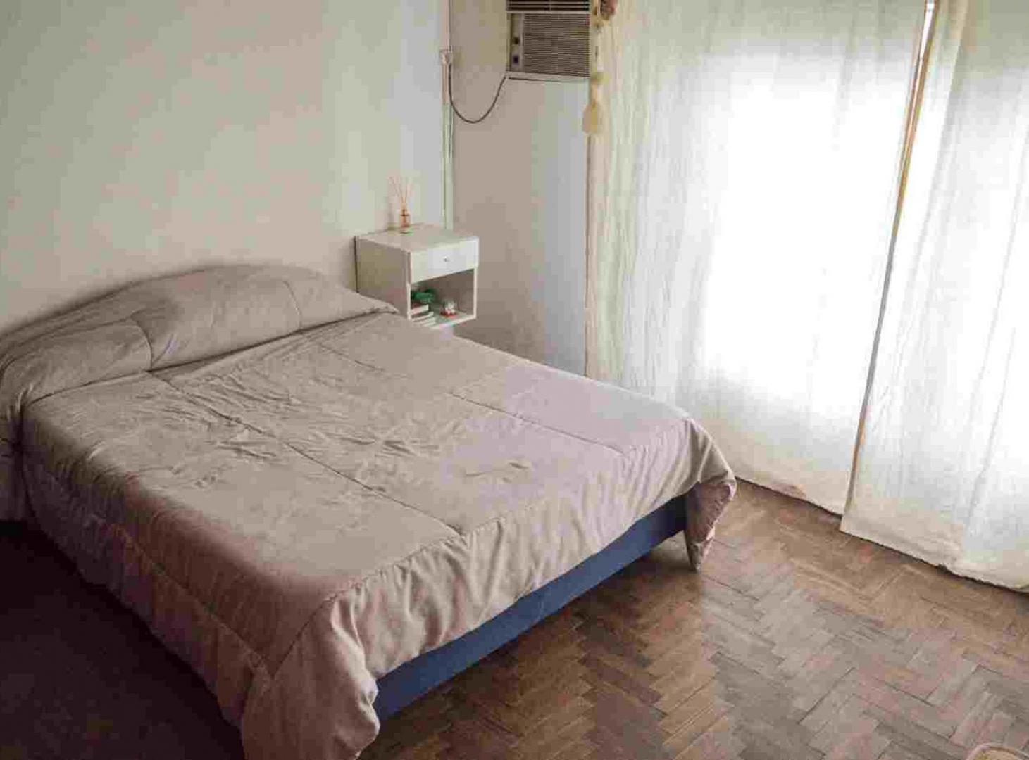 Foto de CASA EN VENTA EN BANFIELD 7 AMBIENTES CON PARQUE, imagen 3