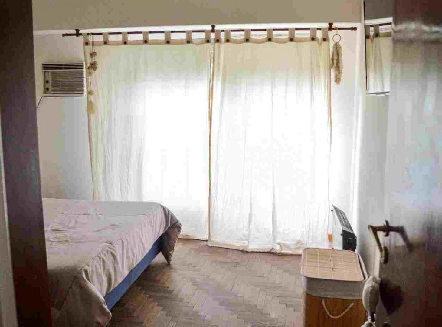 Foto de CASA EN VENTA EN BANFIELD 7 AMBIENTES CON PARQUE, imagen 2