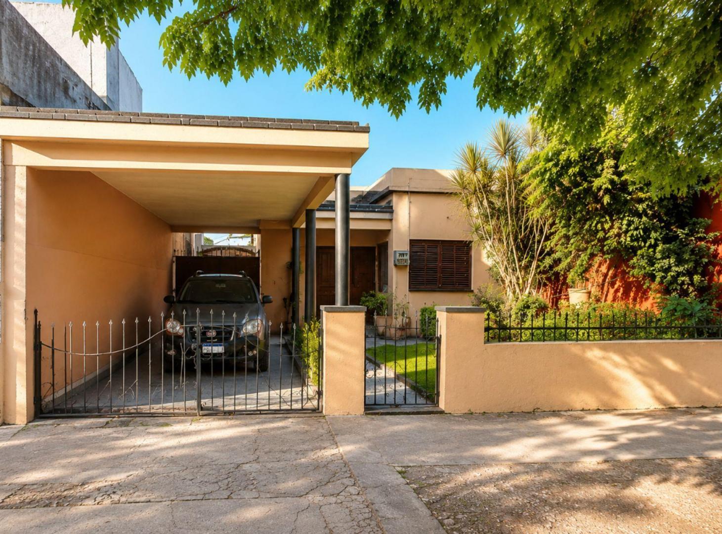 Foto de Casa 4 ambientes en venta en Ituzaingó con cochera, imagen 1