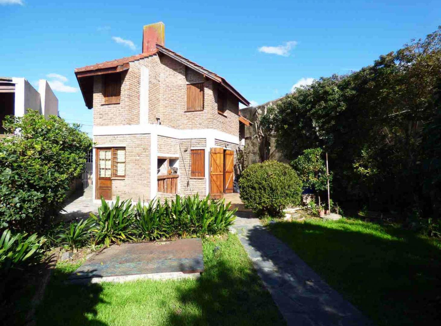 Foto de Casa de 5 ambientes en venta en Turdera con Jardín, imagen 1