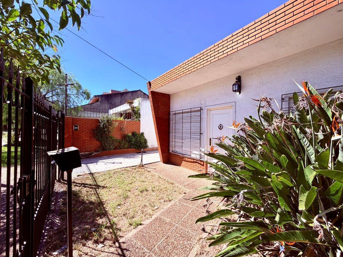 Foto de Casa de 5 ambientes en Venta en Quilmes c/ pileta, imagen 3