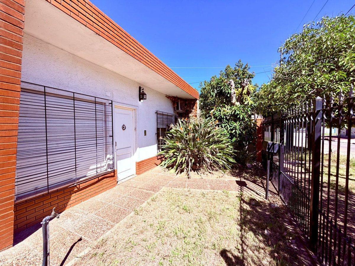 Foto de Casa de 5 ambientes en Venta en Quilmes c/ pileta, imagen 5