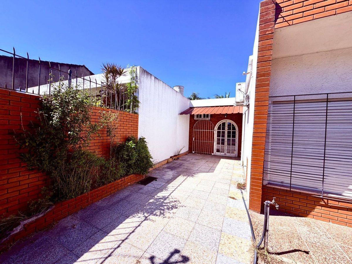 Foto de Casa de 5 ambientes en Venta en Quilmes c/ pileta, imagen 4
