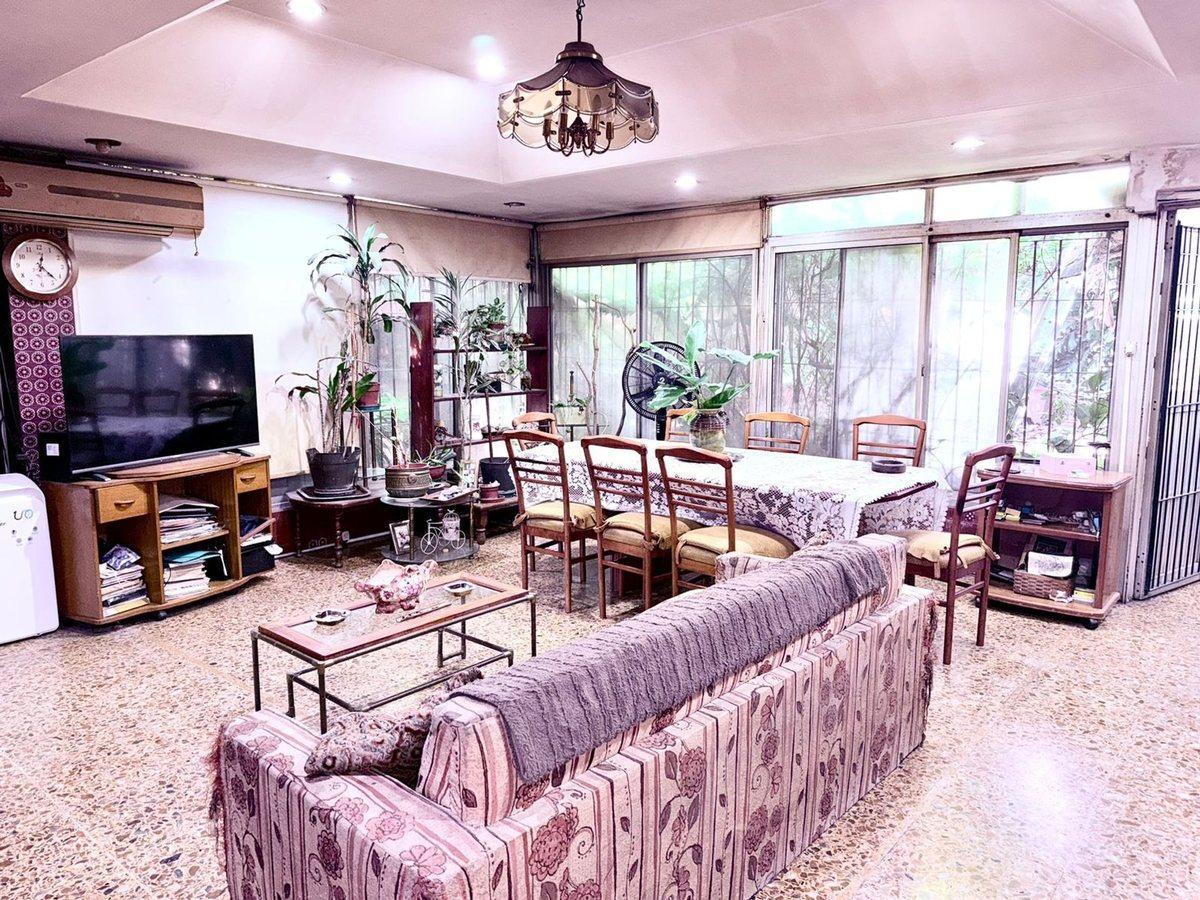 Foto de Casa de 5 ambientes en Venta en Quilmes c/ pileta, imagen 1