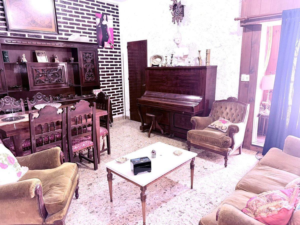 Foto de Casa de 5 ambientes en Venta en Quilmes c/ pileta, imagen 2