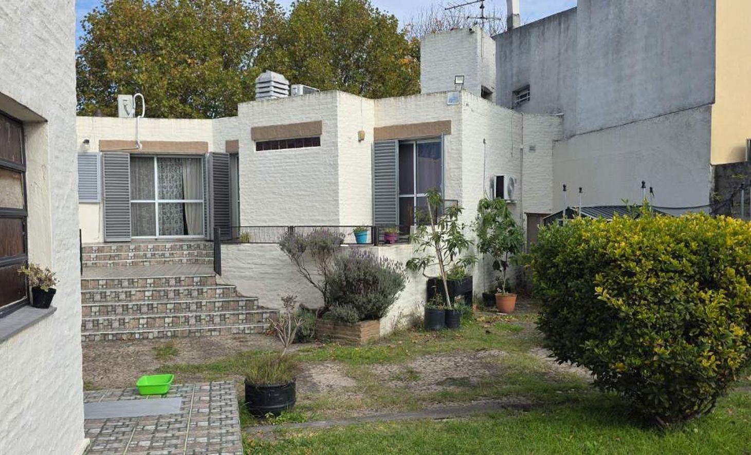 Foto de Casa 4 ambientes venta Temperley con piscina, imagen 3