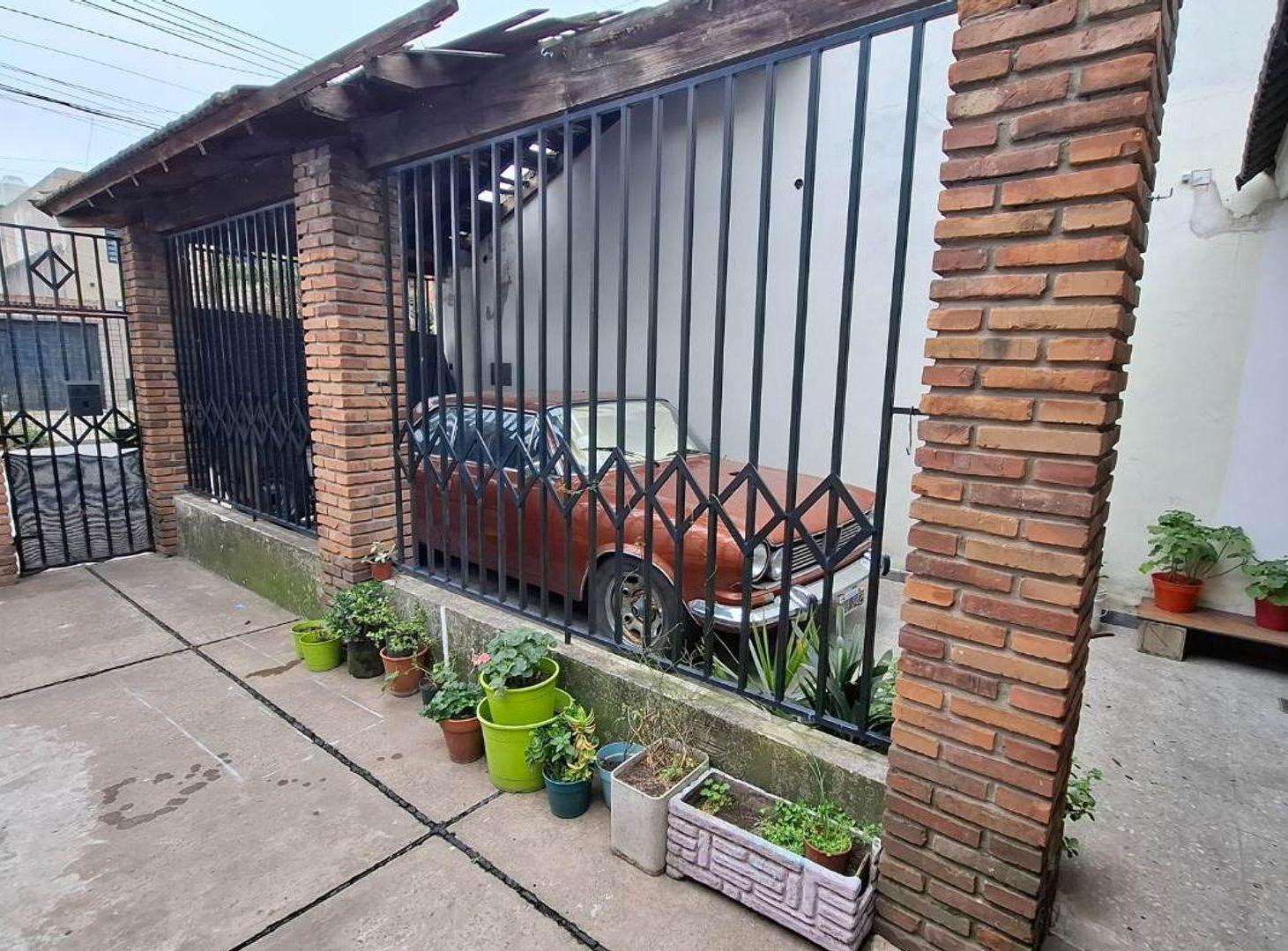 Foto de CASA 5 AMBIENTES VENTA LANUS QUINCHO Y 2 COCHERAS, imagen 2
