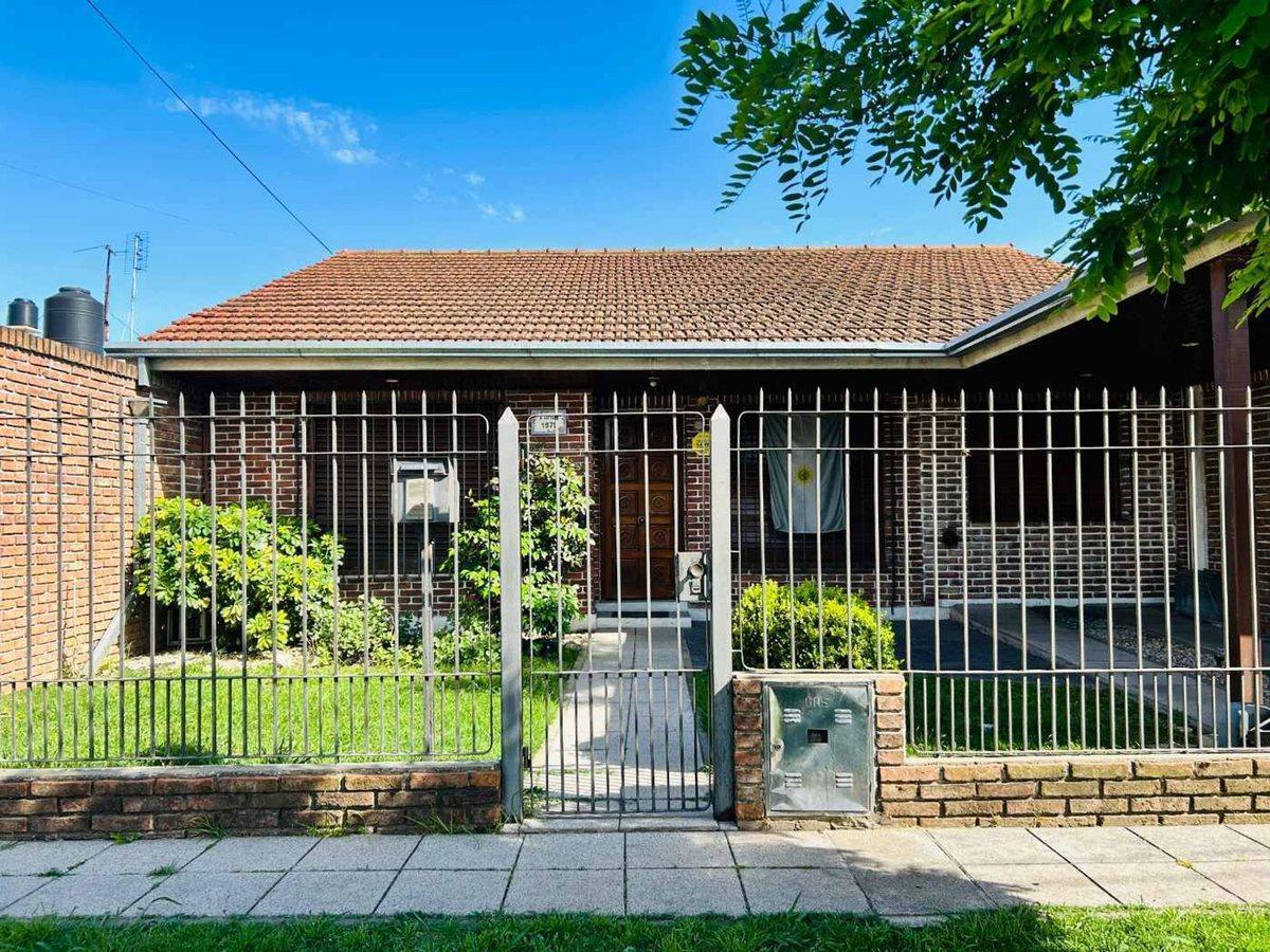 Foto de Venta casa 4 amb con parque, Apto Credito,Burzaco., imagen 5