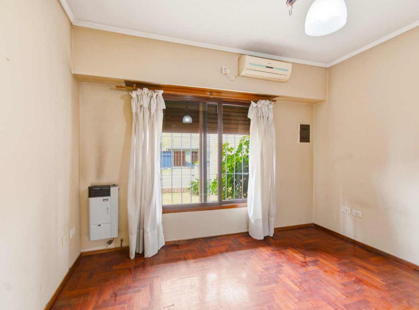 Foto de Venta casa 4 amb con parque, Apto Credito,Burzaco., imagen 2