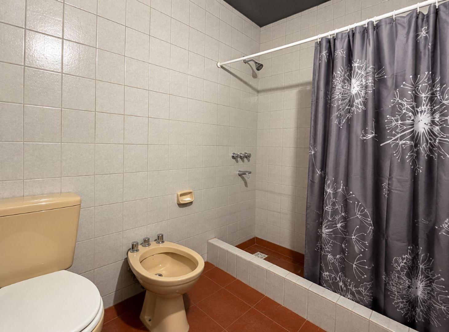 Foto de CASA EN VENTA CON 3 DEPARTAMENTOS + LOCAL, imagen 2