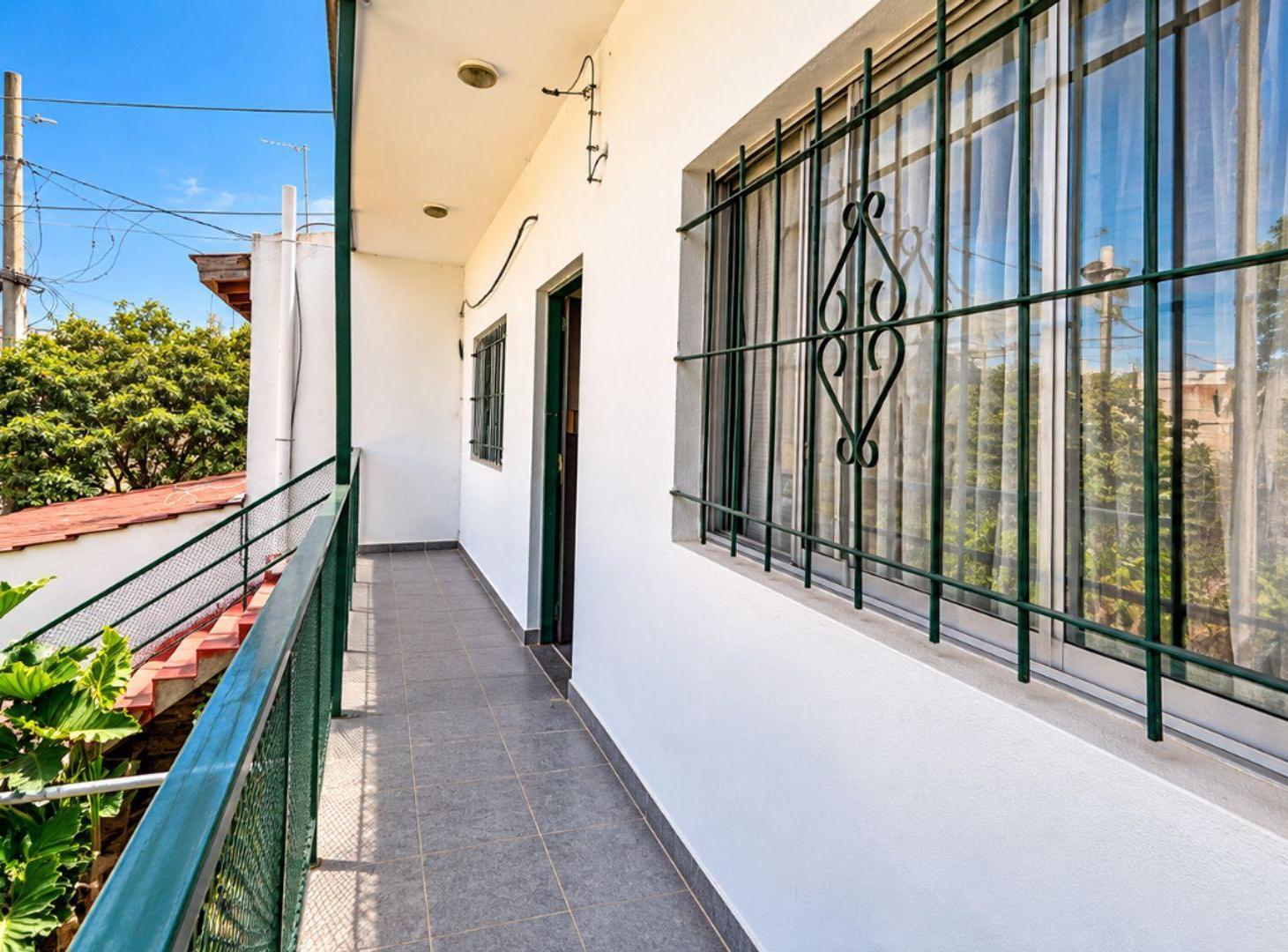 Foto de CASA EN VENTA CON 3 DEPARTAMENTOS + LOCAL, imagen 3