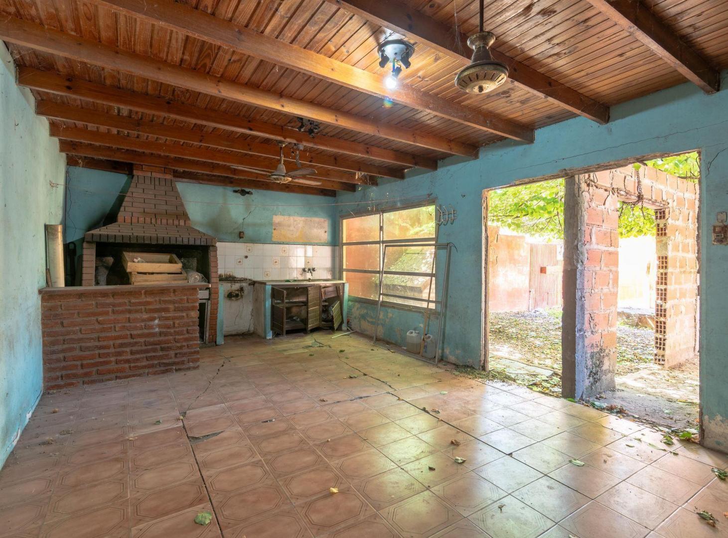 Foto de VENTA CASA TRES AMBIENTES CON TERRENO Y COCHERA, imagen 2
