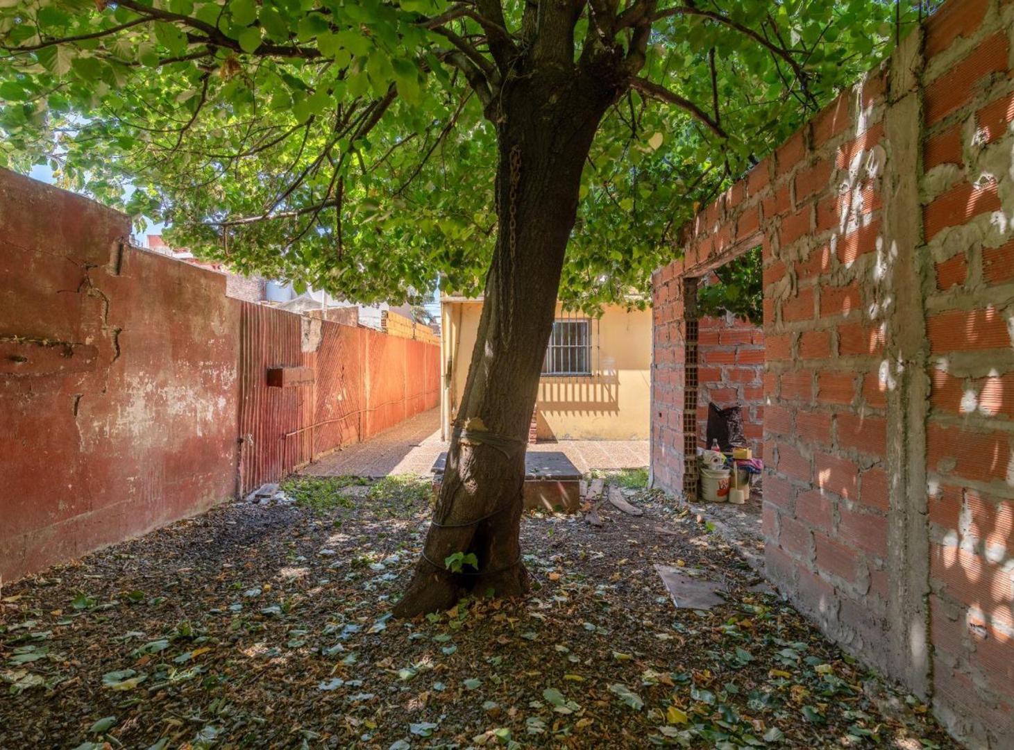 Foto de VENTA CASA TRES AMBIENTES CON TERRENO Y COCHERA, imagen 1