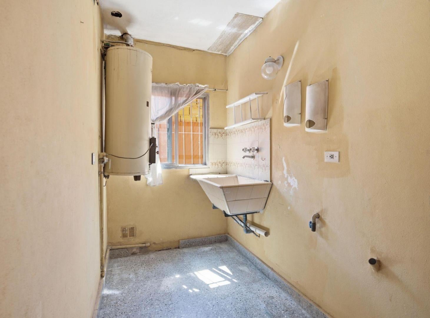 Foto de VENTA CASA TRES AMBIENTES CON TERRENO Y COCHERA, imagen 4