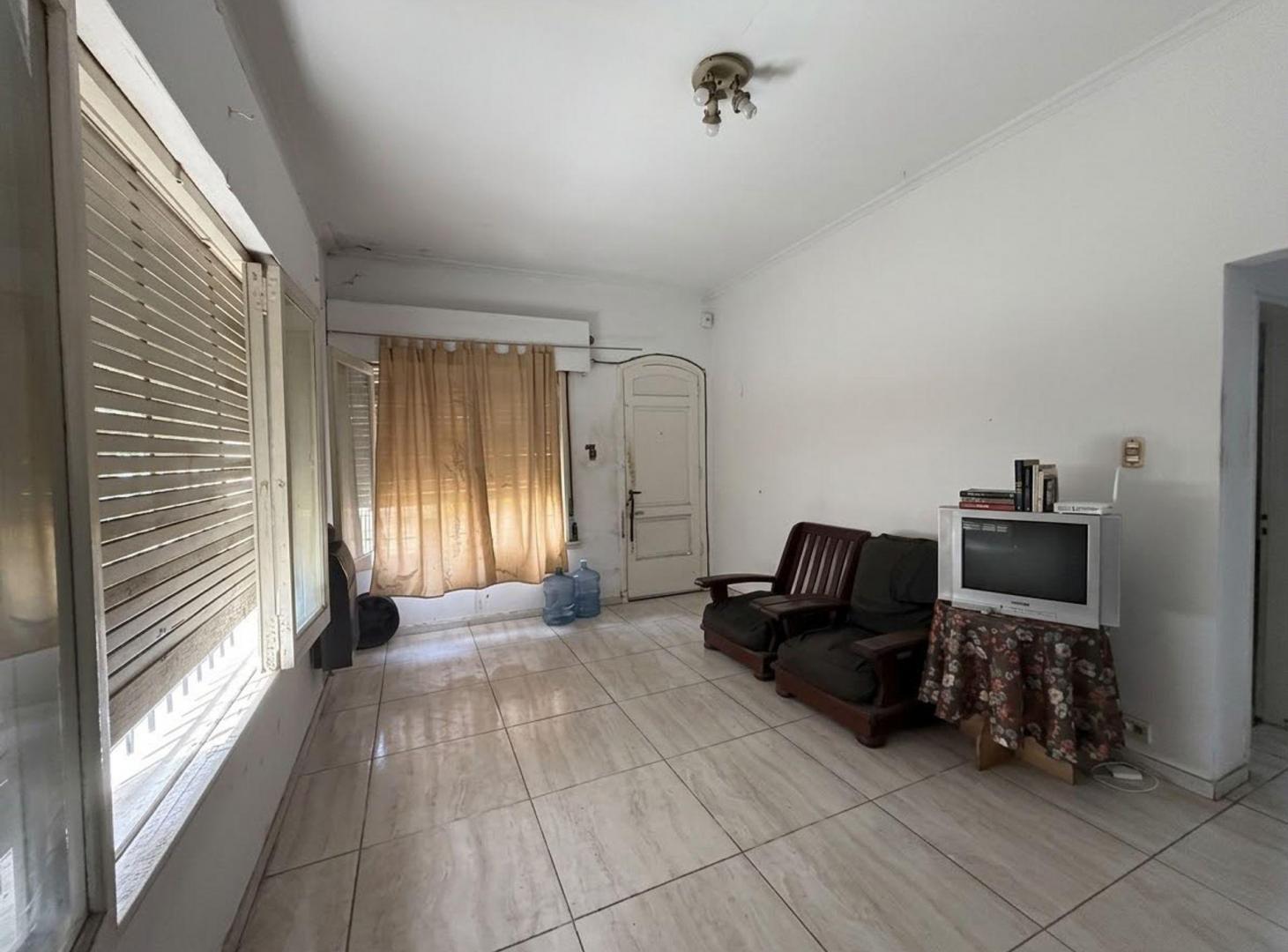 Foto de CASA 3 AMBIENTES EN VENTA +2 DPTOS LOMAS DE ZAMORA, imagen 1