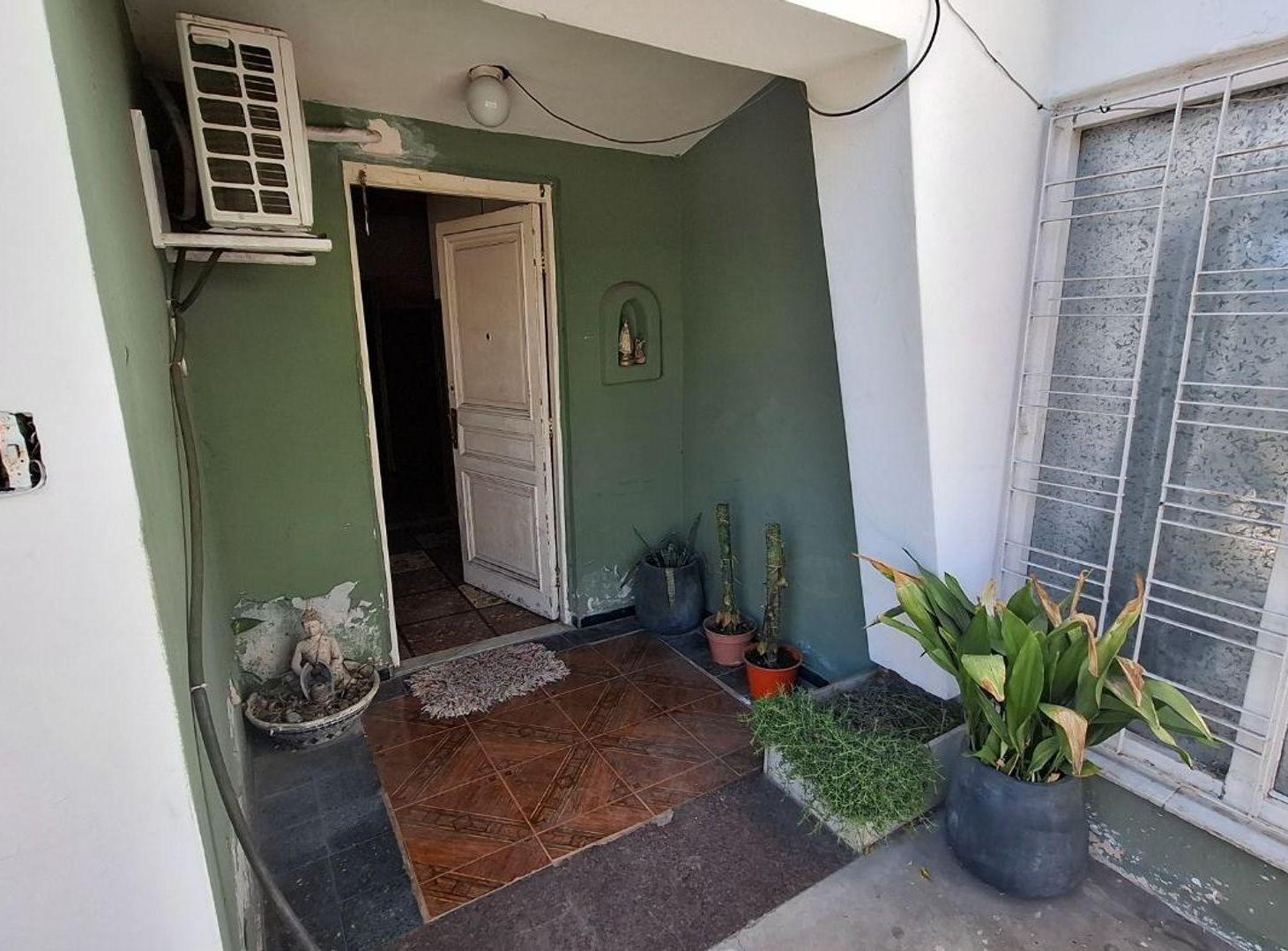 Foto de CASA 3 AMBIENTES CON GRAN FONDO COCHERA Y TERRAZA, imagen 2